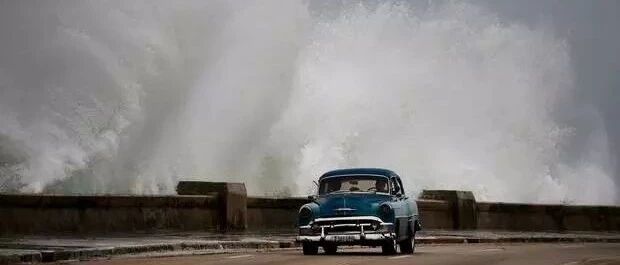 怪兽飓风狂虐美国 32万人撤离 4个州告急！超市水粮被抢光 | 防风全指南