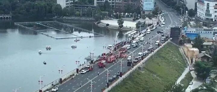 突发!一辆载有高考学生的大巴车冲进水库!还有这一地高考数学也延期...