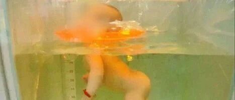 痛心!刚满月女婴在家游泳身亡,妈妈和外婆就在旁…都是这东西惹的祸