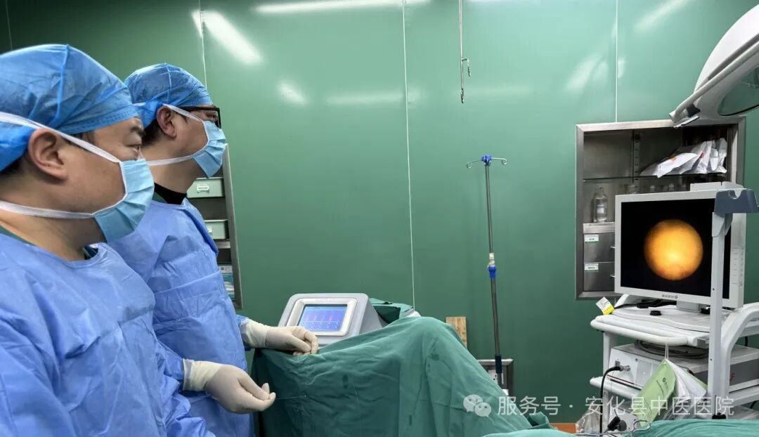 输尿管鞘是什么【技术突破】无创取石新利器——安化县中医医院成功开展可弯曲负压吸引鞘联合输尿管软镜钬激光碎石取石术•“卓越服务”系列报道（十六）_https://www.jmylbn.com_新闻资讯_第2张