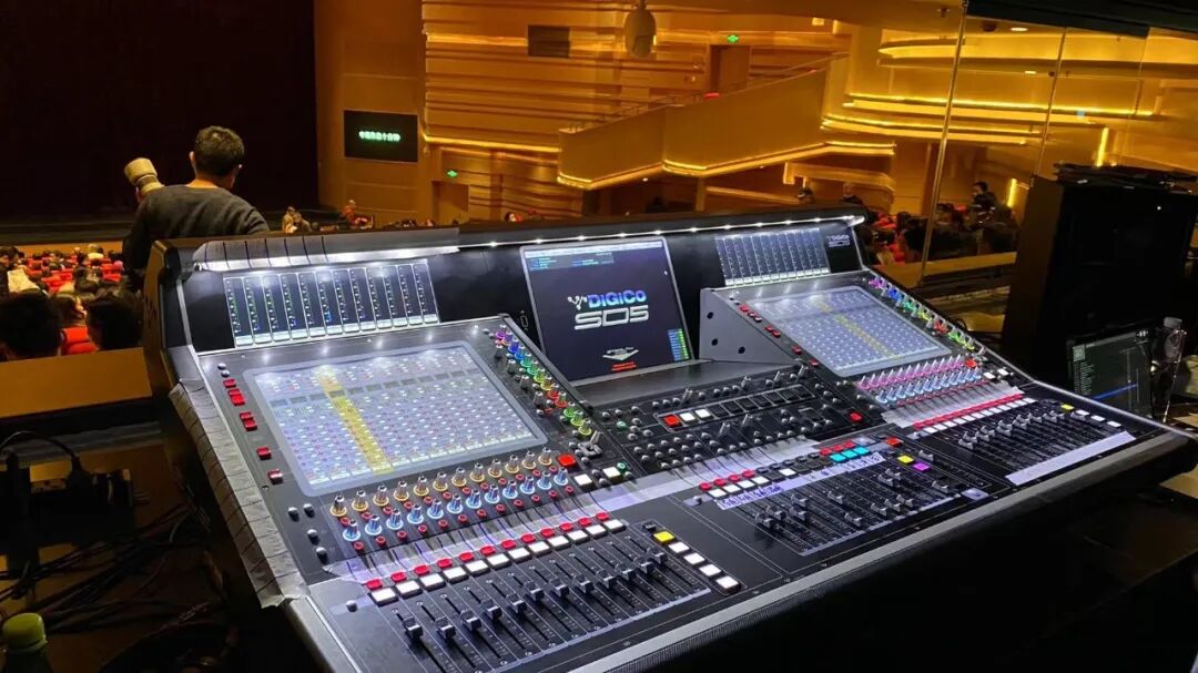 调音台使用的是digico sd5数字调音台,在舞台台口,乐池,音响控制室