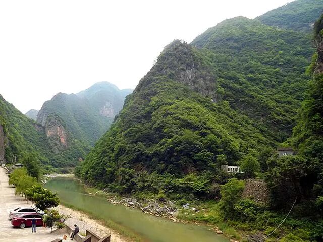 一块巨石悬挂在两山之间,构成一幅绝妙图画,秦岭夹石峡
