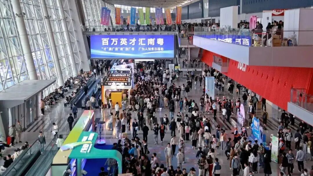 “百万英才汇南粤”春季大型综合招聘会活动现场。图源：深圳人社