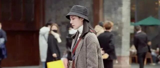 别再穿“羽绒服”出街了，年末试试这几款百搭外套，高级又显洋气