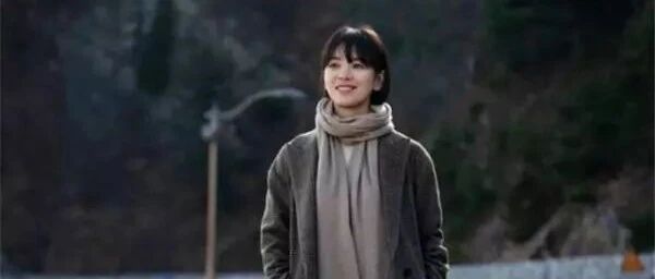 谁说矮个子不能穿长款大衣？160宋慧乔这部剧堪称“矮个子”穿搭教程