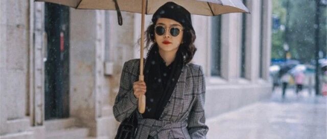 秋天的长风衣，就得“光腿”穿，才更显瘦好看，像三木一样有气质