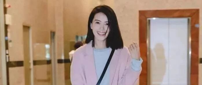 粉+灰、驼+白，这几个颜色穿在一起叫“看起来很高级”！