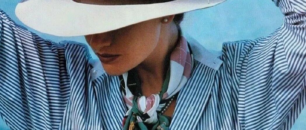 今年夏天“雾霾蓝”火了！显白高级不挑人穿，好看极了！