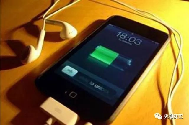 手機一邊充電一邊使用，消耗的電量到底是來自電池還是充電器？ 科技 第5張