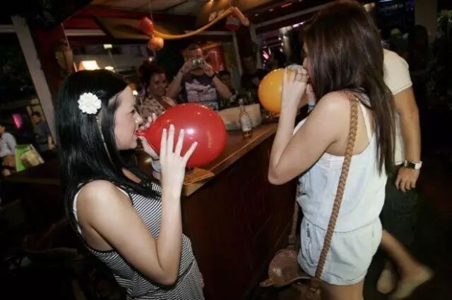 这一新闻引发关注 在网络引发超过10万次点击 韩梦溪吸食"笑气"的工具