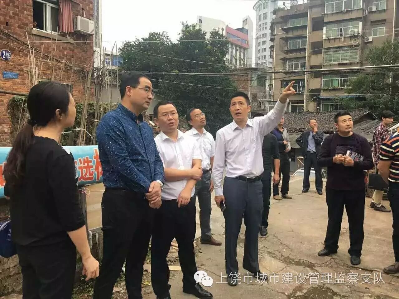 东市大队第一时间处理三里亭社区废品收购点占道堆放问题