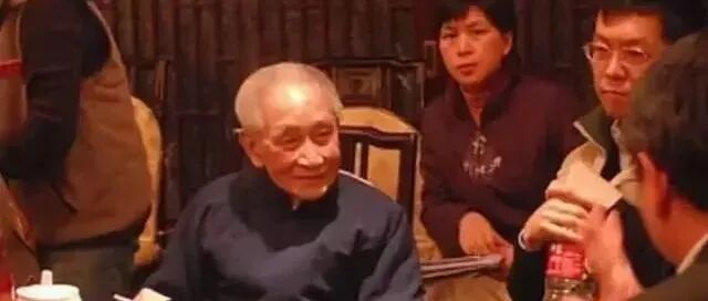 越是内心阴暗的人，越喜欢聊这四种话题，遇到一定要远离