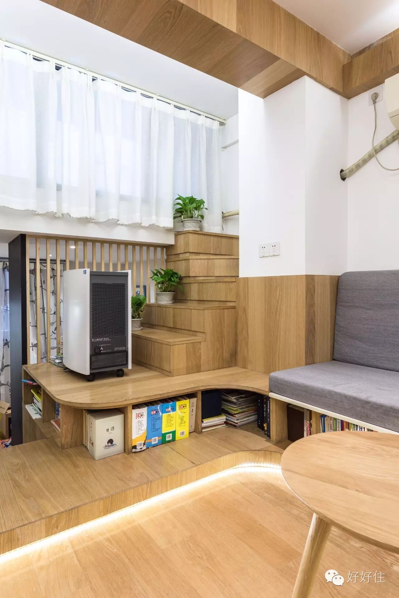 这个区域可以用作书房,卡座下面的格子用来存放书籍,有时也会充当临时