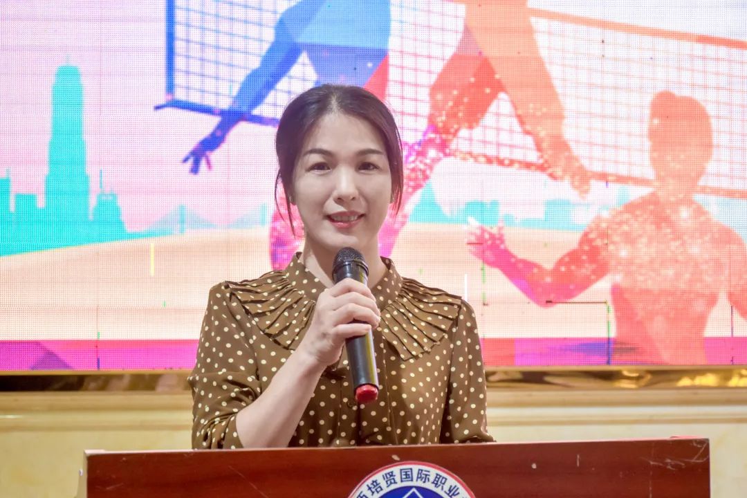 ▲曾妮老师致开幕辞随后，裁判员代表、运动员代表分别进行宣誓，他们承