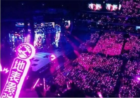 王俊凯应援色 明星的应援色：千玺红色，薛之谦白色，看到王一博：有点独特