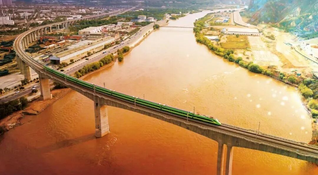 丝路经典线01乘"环西部火车游"专线列车前往敦煌.