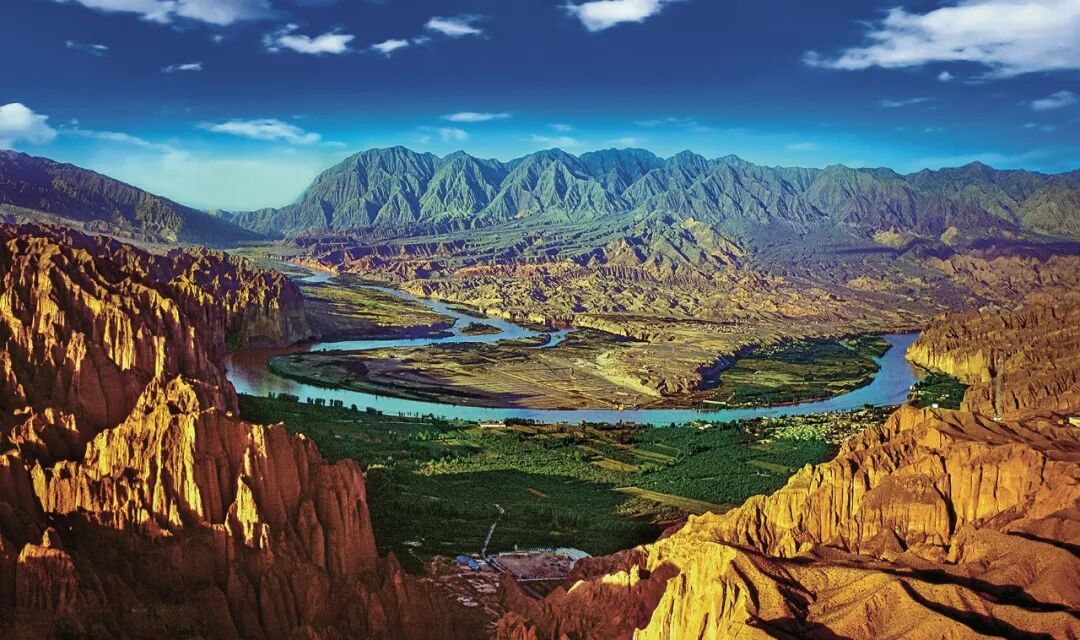 之北是相连不断的龙首山,合黎山,马鬃山三座山脉,古时坚如屏障,与长城