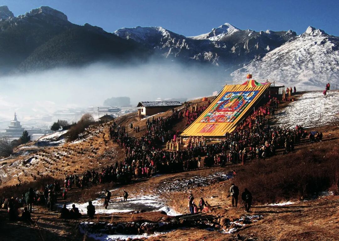 之北是相连不断的龙首山,合黎山,马鬃山三座山脉,古时坚如屏障,与长城