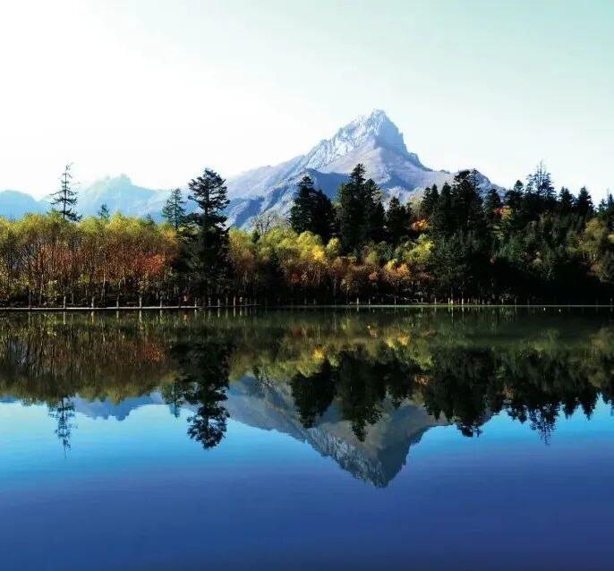 之北是相连不断的龙首山,合黎山,马鬃山三座山脉,古时坚如屏障,与长城