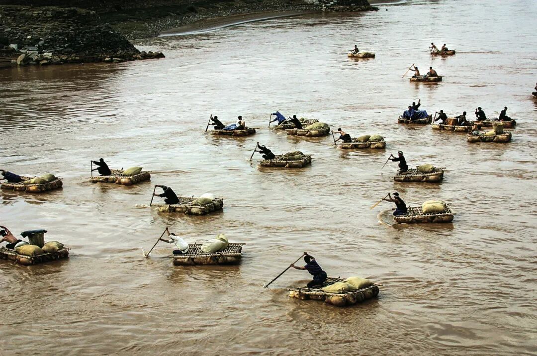 黄河上羊皮筏子过去是重要的运货工具筏子客成为黄河边一道靓丽的风景