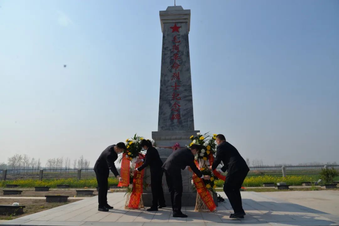 因疫情原因,范县人民检察院部分干警代表来到辛庄镇毛岗烈士陵园祭奠