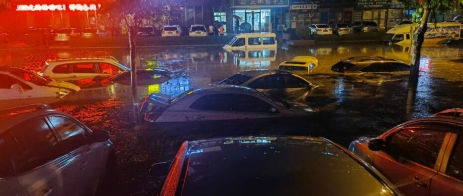 ​紧急救援！凌晨，泉水附近雨水没过车身，30多人被困车内…
