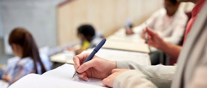 复课刚半个月，这所大学超1000名学生感染新冠！