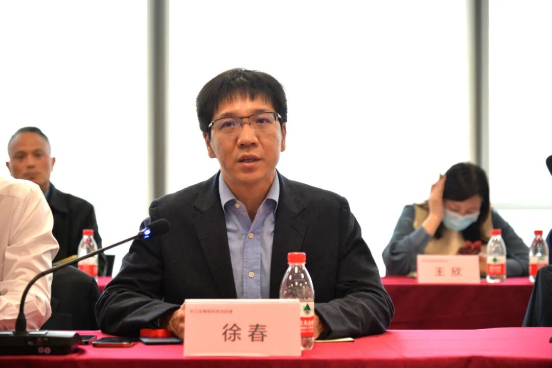 长江证券研究所总经理徐春向与会企业家表示欢迎和感谢.