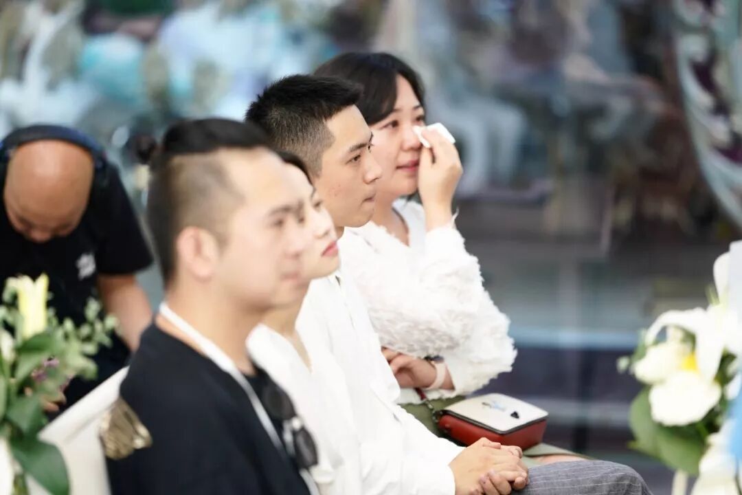 



离婚2年后他们办了分手典礼，问了一个问题：你恨过我吗？
