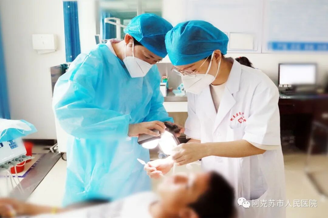 林军教授（左一）为患者矫治牙齿