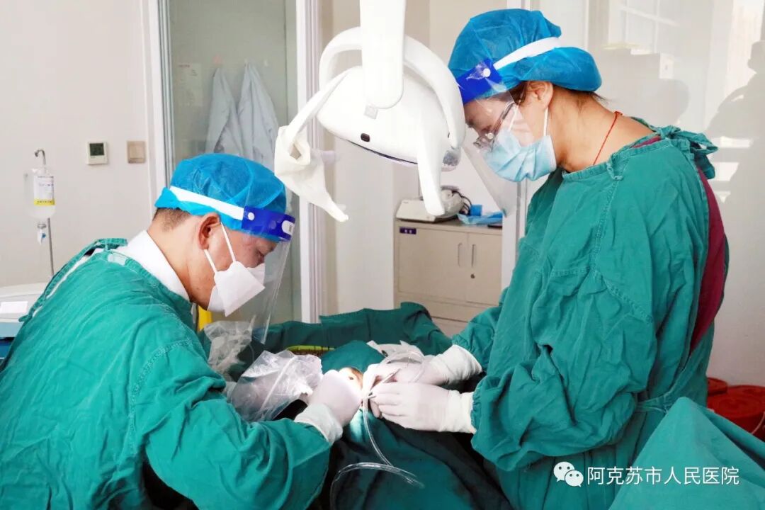 顾新华教授（左一）为患者开展手术