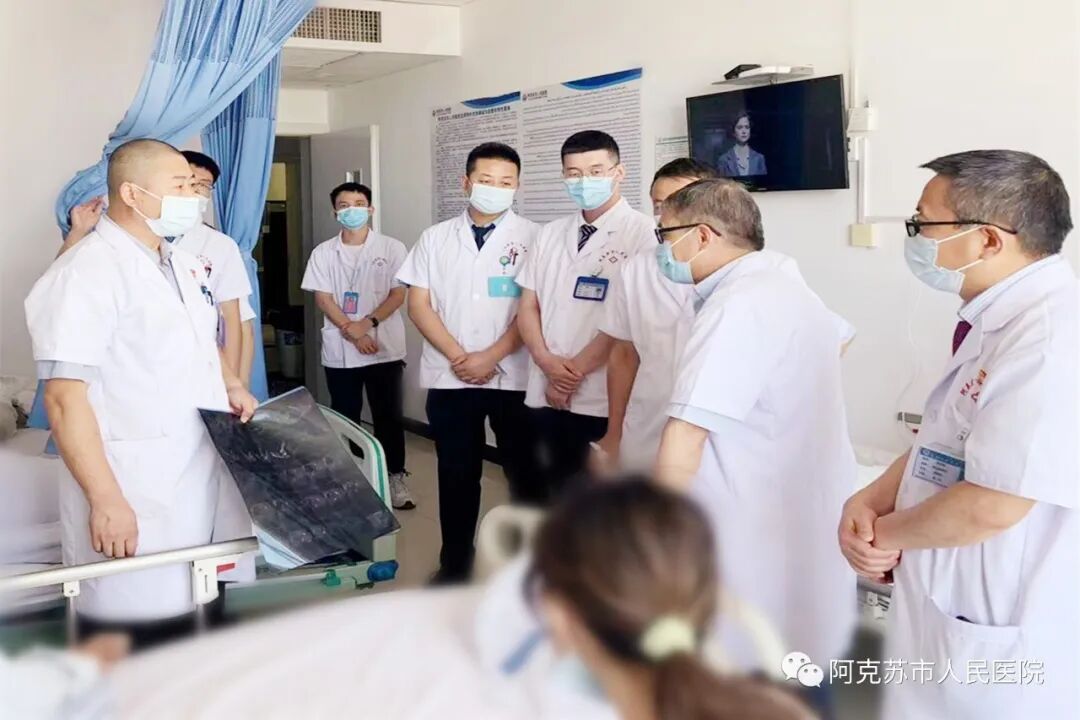 潘志军（右二）在阿克苏市人民医院开展教学查房