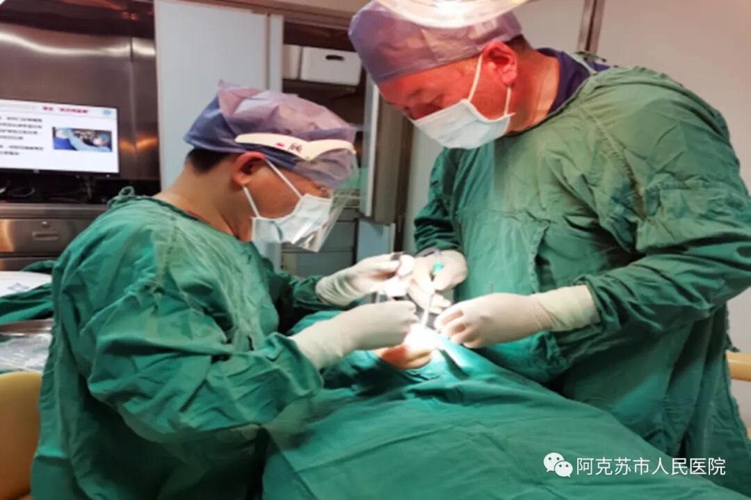 吐尔逊·肉孜（右一）在浙江大学医学院附属第一医院口腔科学习