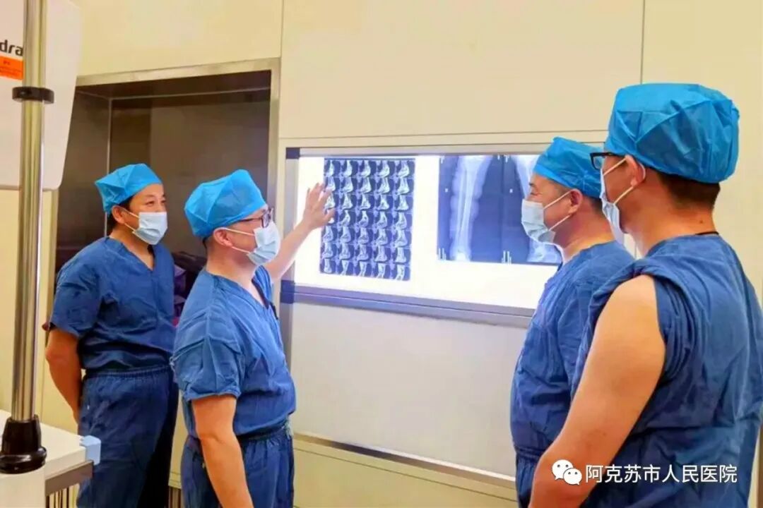 董鑫华（左二）与科室医生会诊