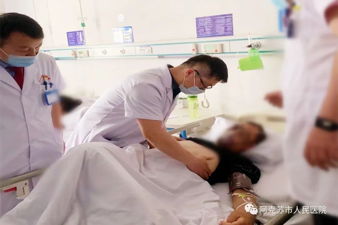 董鑫华（左二）开展教学查房