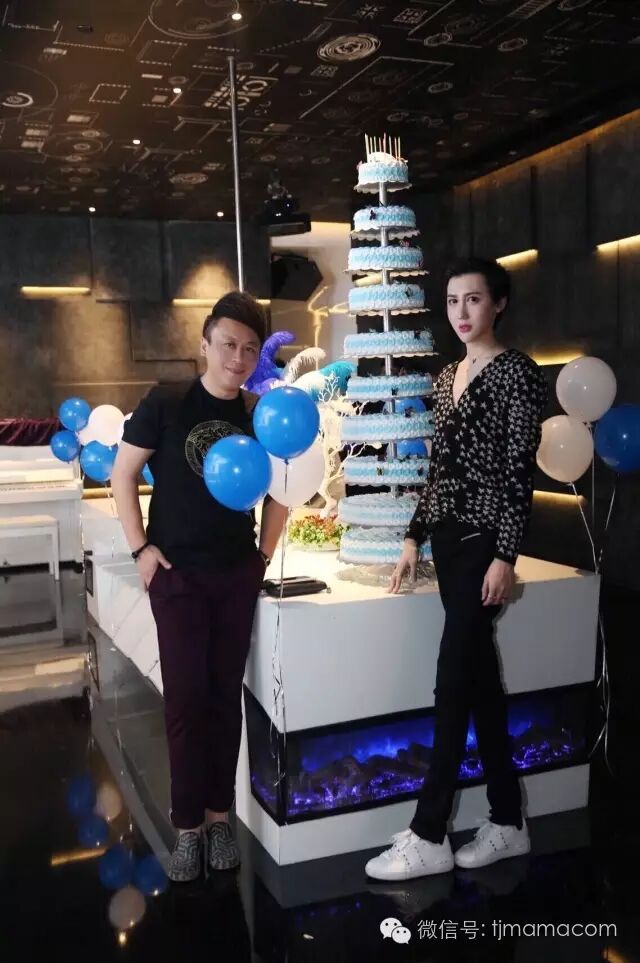 蛇精男刘梓晨生日趴晒图网红齐聚阵容辣眼p不p都堪比惊悚片