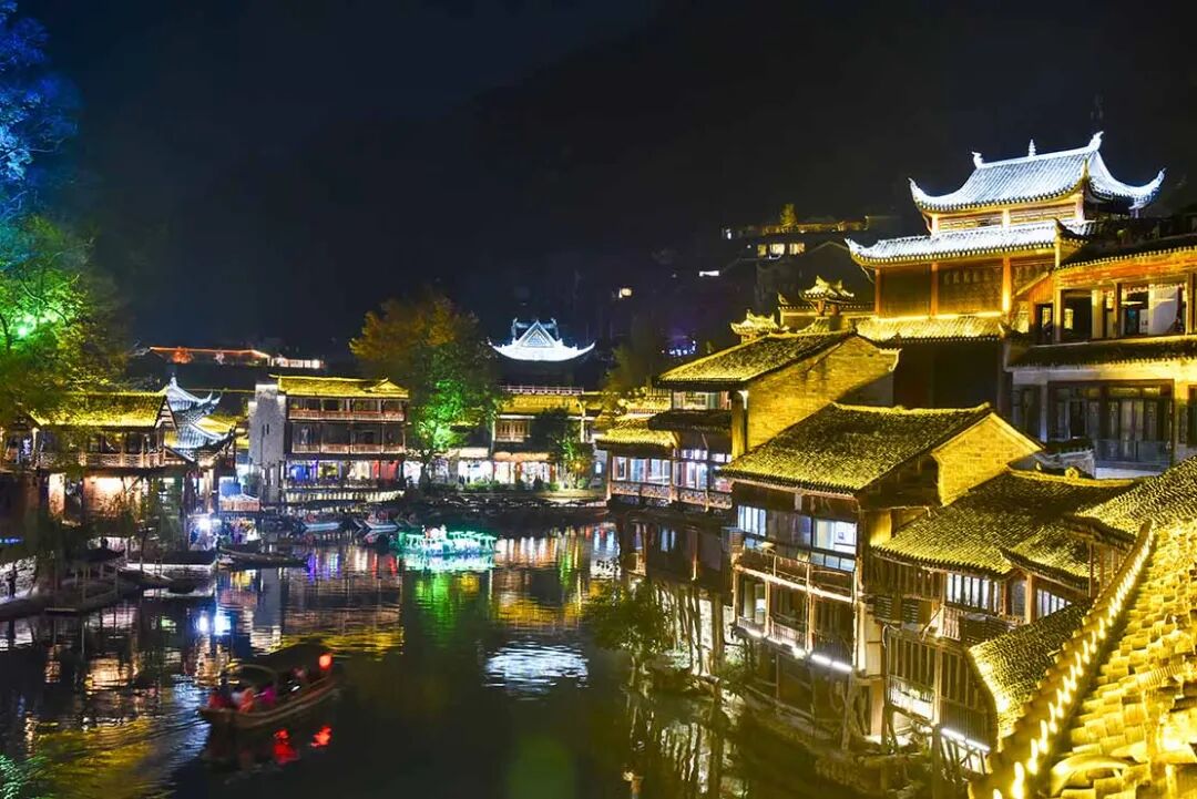 春季桂林漓江风光龙脊梯田湘西凤凰古城张家界云雾摄影团