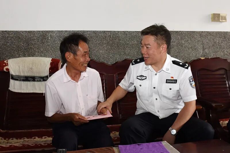 调研组一行首先到市公安局对口帮扶的惠来县东陇镇四凤村,与县,镇,村