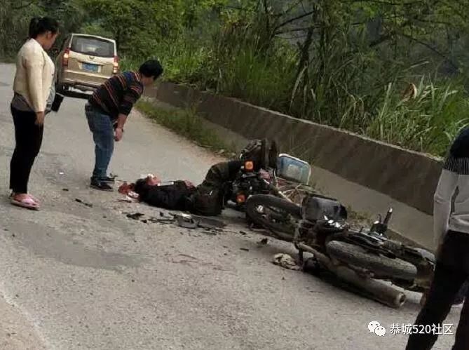 莲花杨梅至山琶塘路段，两摩托车发生碰撞两人受伤530 / 作者:深秋的落叶 / 帖子ID:260487