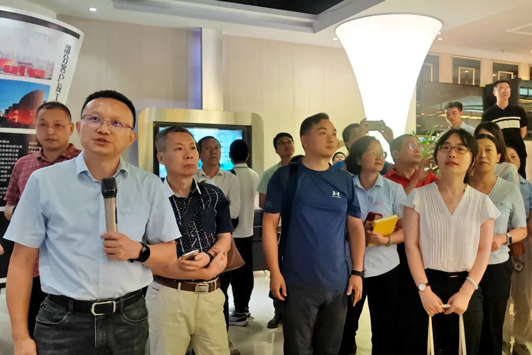 星星制冷副总工程师胡勇军带领企业代表进行参观▲ 星星制冷总工程