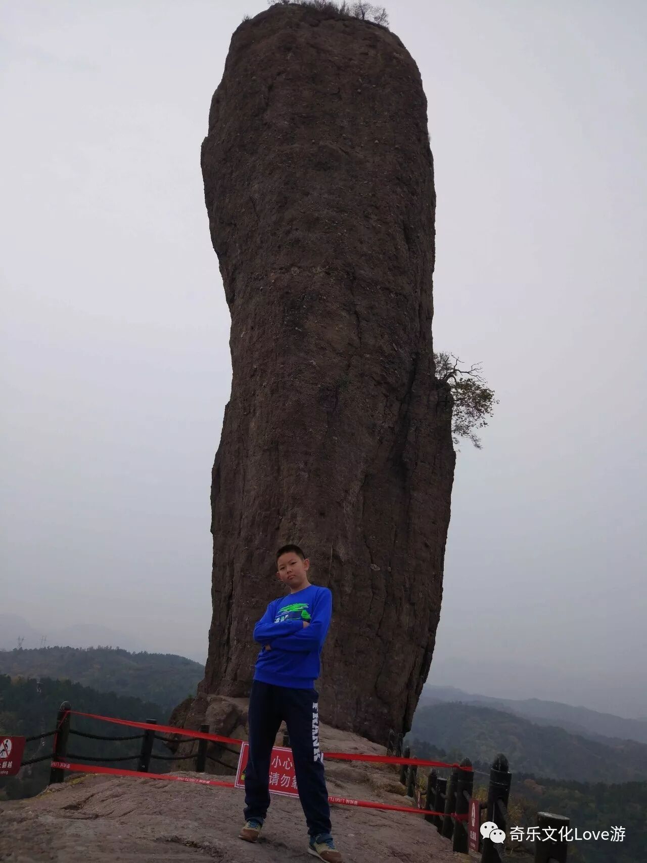 巨壁佛光宝山寺 <wbr>亿年石挺磬锤峰