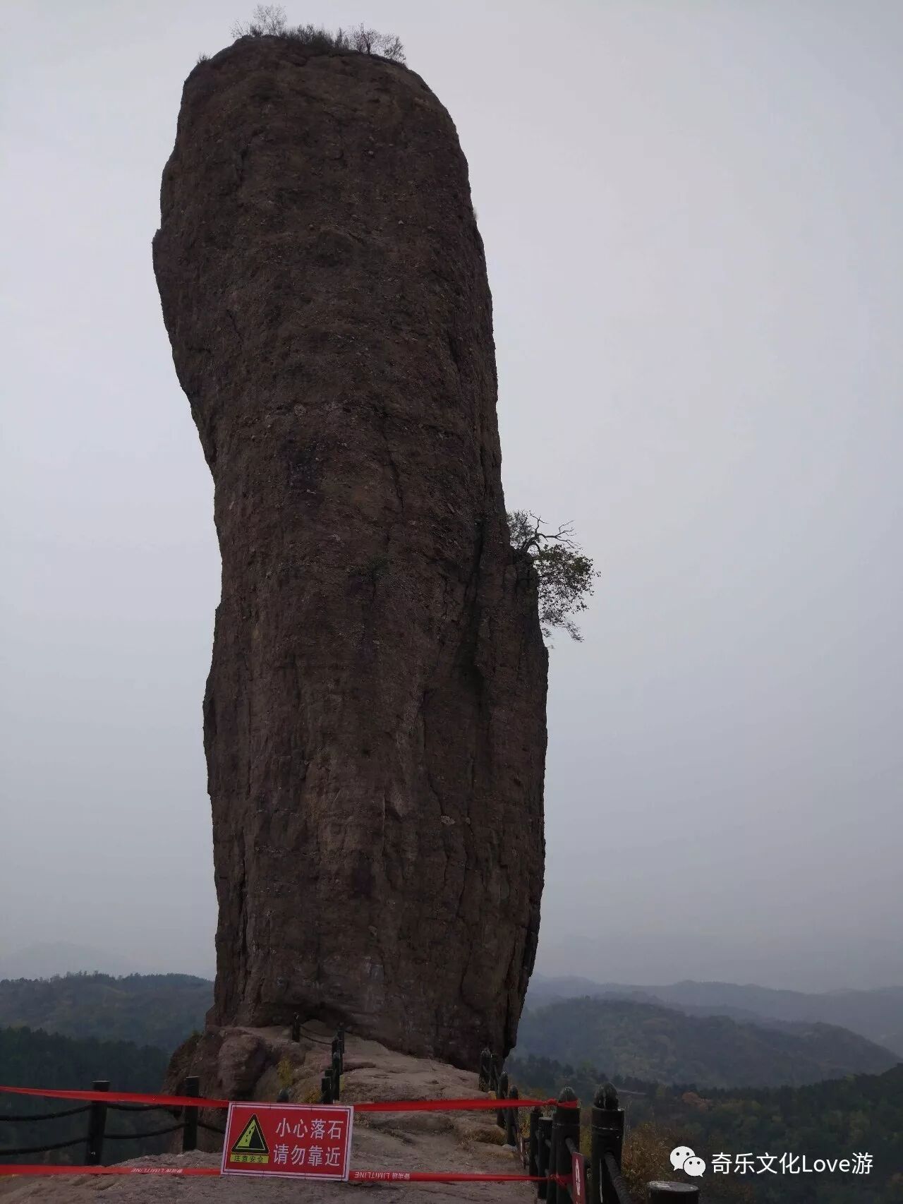 巨壁佛光宝山寺 <wbr>亿年石挺磬锤峰 巨壁佛光宝山寺 <wbr>亿年石挺磬锤峰