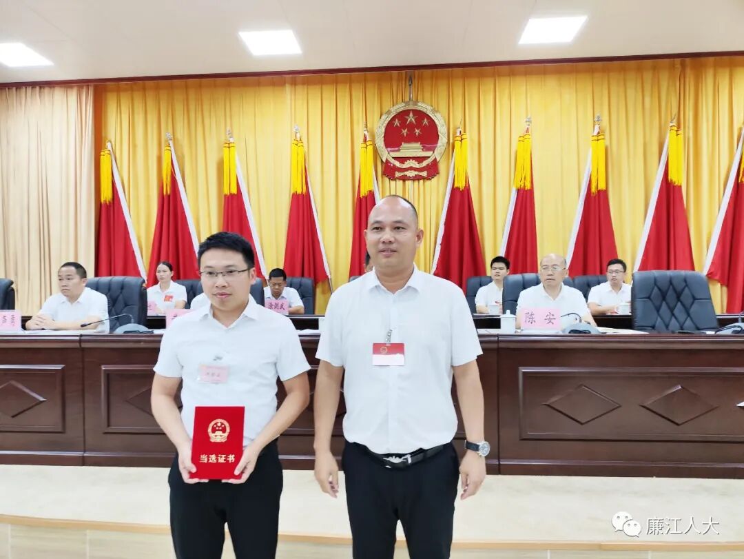 在全体代表的见证下,新当选的石角镇人民政府副镇长苏科敏进行了庄严