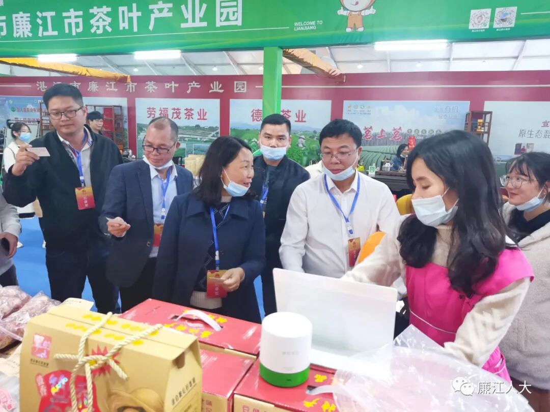 青平镇人大人大代表参观廉江名优农产品展览会