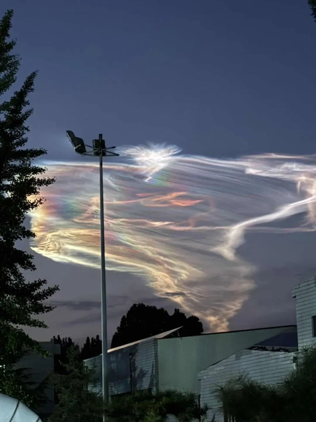 美上空现黑色UFO 呈三角形边缘发光