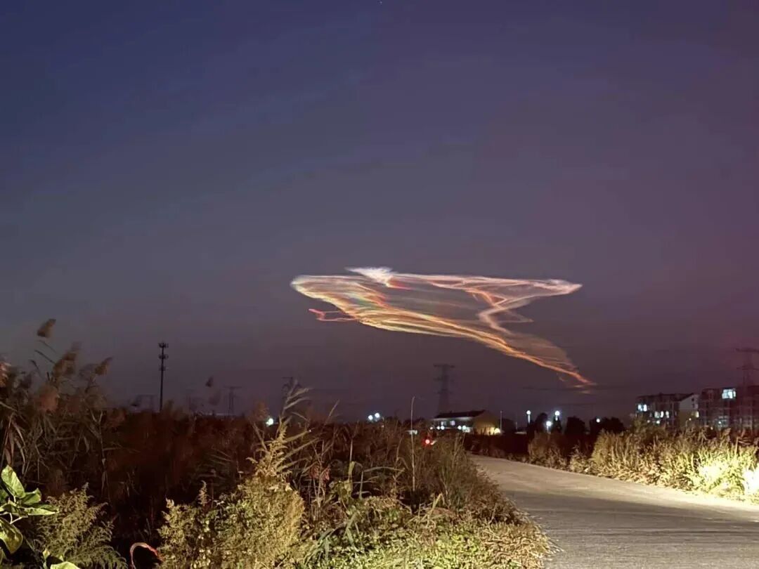美上空现黑色UFO 呈三角形边缘发光