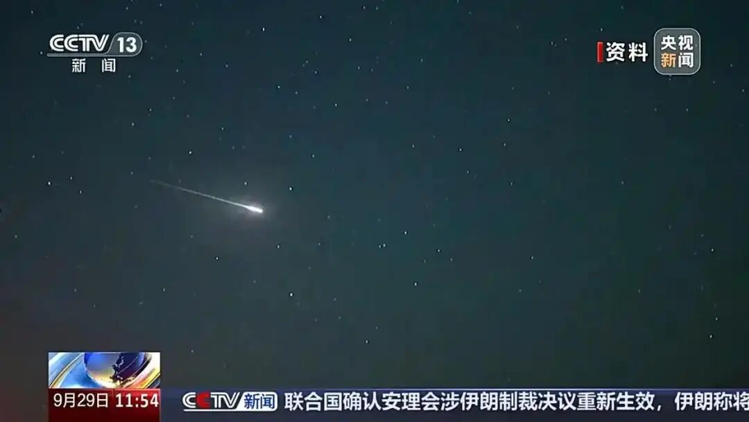 美上空现黑色UFO 呈三角形边缘发光,神秘不明飞行物现身美国上空！边缘闪烁着光芒，飞..