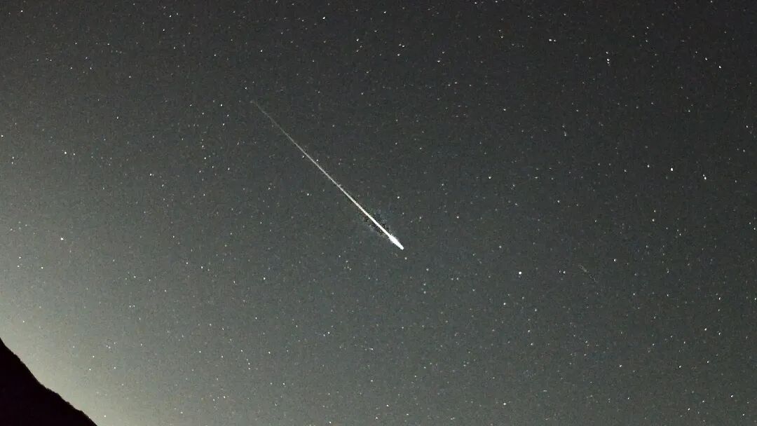 美上空现黑色UFO 呈三角形边缘发光