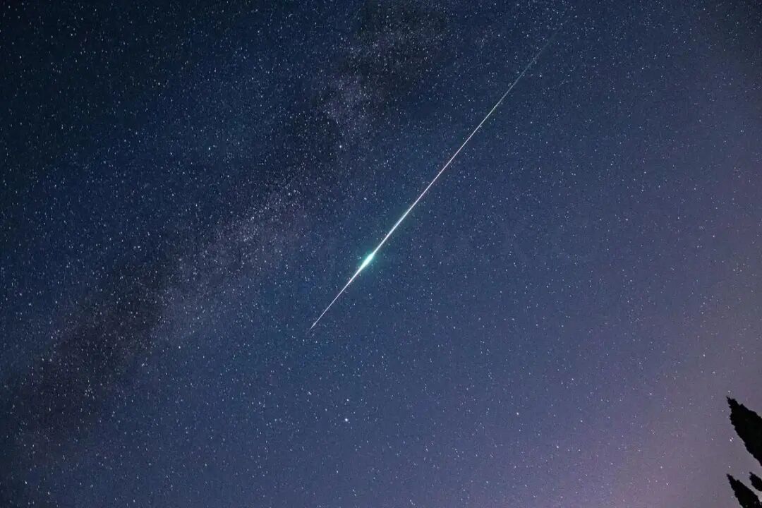 美上空现黑色UFO 呈三角形边缘发光