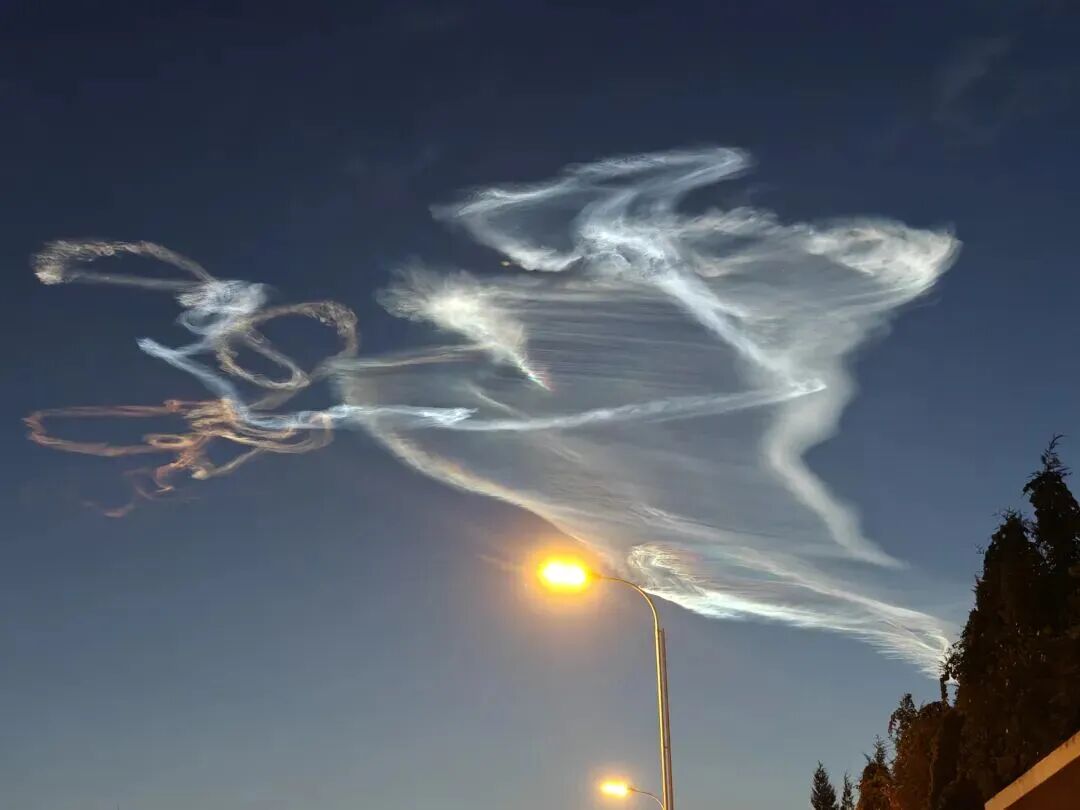 美上空现黑色UFO 呈三角形边缘发光